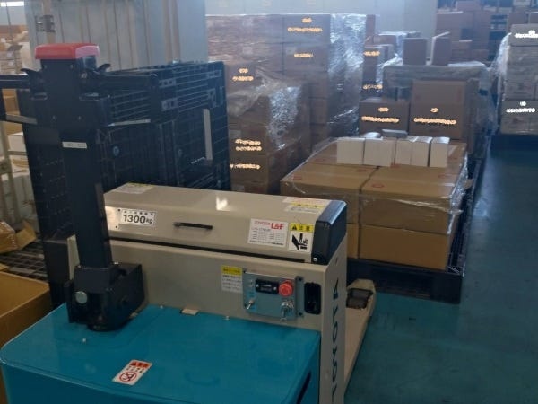 パレットに乗った荷物はローリフト(重量物の水平搬送機)で移動します。