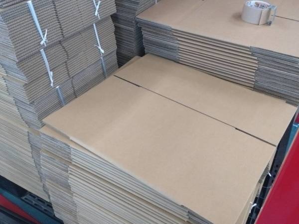 集めた(ピッキング作業)化粧品を段ボール箱に詰めます(梱包作業)