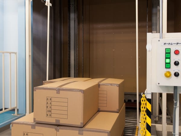 荷物はオートレーター(荷物専用の垂直搬送機)で別フロアに移動されます。