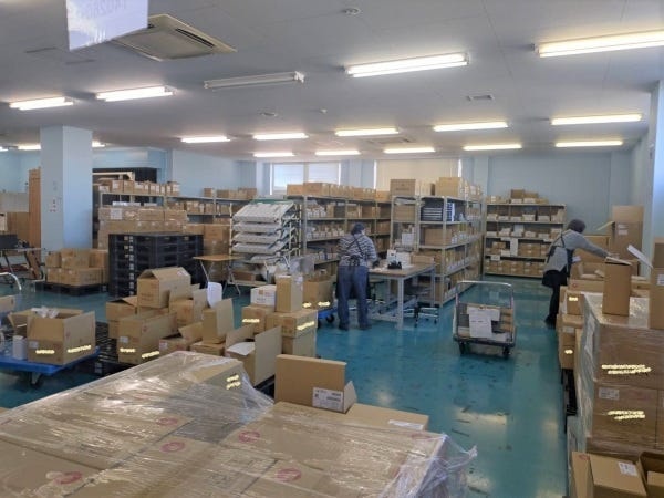 リストを見ながら、お客様に発送する化粧品を集めて梱包するお仕事です！先輩方が元気に優しく教えてくれます！