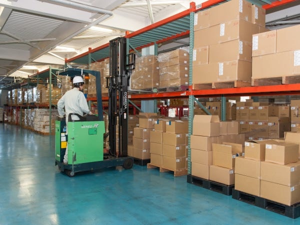 高い位置の荷物は社員がフォークリフト(昇降させる動力付きの荷役運搬車両)で移動させます。