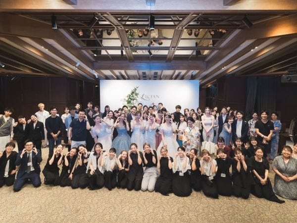 ドレスのファッションショーを開催。スタッフの声から実現した企画です！