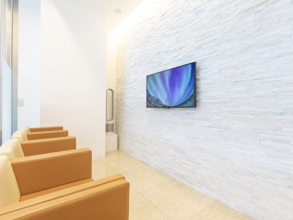 テラスからの自然光が差し込む開放的な待合室です。