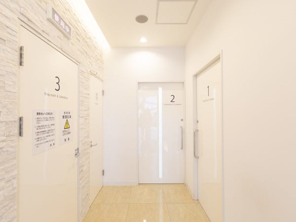 診療室が2つ、処置室とレントゲン室があります。
