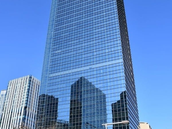 西新宿駅、都庁前駅至近の地上38階のオフィスビルのロビー階に私たちのクリニックがあります。