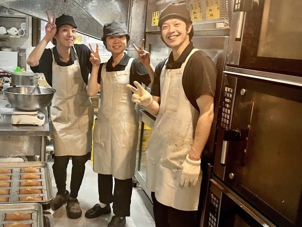 和気あいあいとした活気あふれる厨房