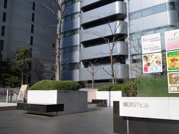 オフィス外観。横浜駅でも有数のオフィスビルです。