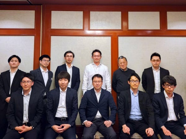 横浜事務所移転祝い会にて弁護士の皆さんなど。