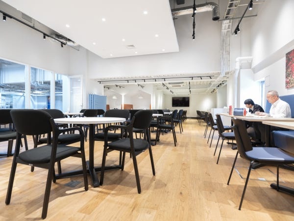 休憩スペースは綺麗なカフェテリアを利用いただけます