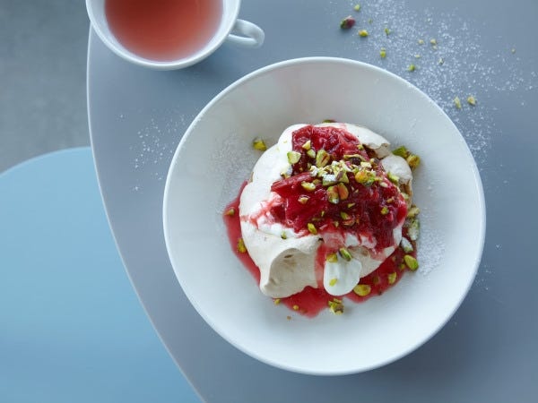 デザートも『bills』の人気メニュー。キッチンスタッフはさまざまな持ち場を経験し、幅広い調理技術を身につけていけます。