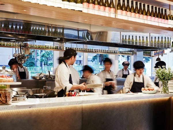 1日の来店数は400～800名ほどにもなります。キッチンスタッフ全員で一つのチームとなり、お客様を魅了する料理を作っていきます。