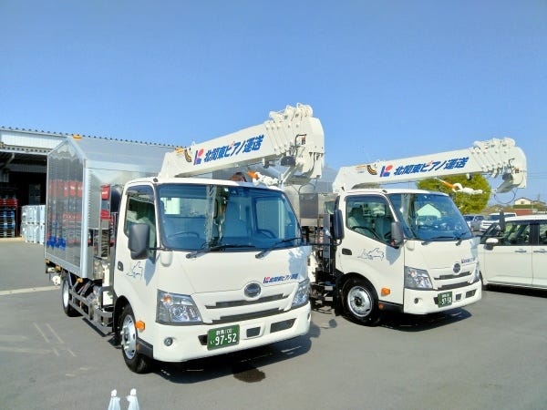 クレーン付きトラック（ユニック車）でピアノを吊り上げる事も！