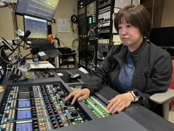 中継車での現場中継業務、編集室でのVTR編集、取材先までの機材運搬も重要な業務の一つです。