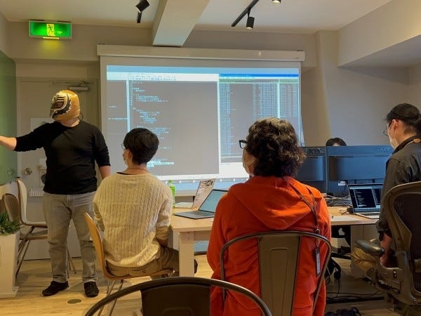 勉強会を頻繁に実施し、新しい技術や興味のある技術を共有しています。自社内開発なので気心しれた仲間と一緒にプロジェクトに向き合う事ができます！