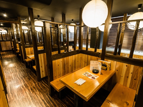 木の温もりを感じる店内。席数は店舗により異なりますが、60～80席程度の店舗が多いです。