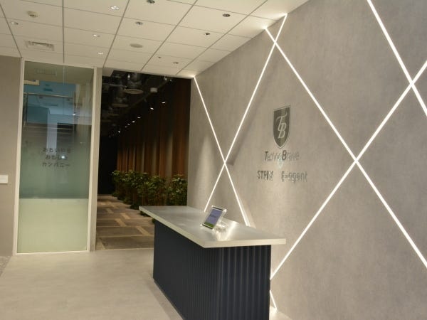 本社エントランス、2025年1月に移転したばかり！