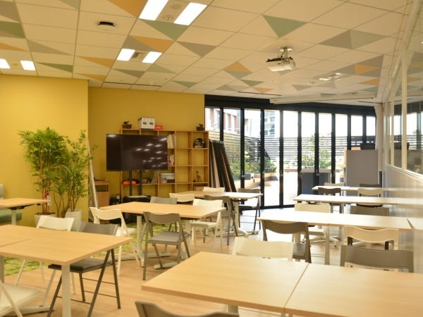 ランチや研修も出来るリフレッシュルーム。社員同士の交流にも繋がっています。