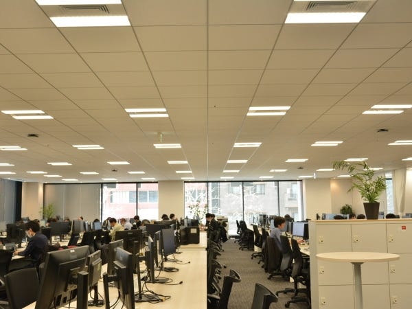 エンジニアフロアに仕切りはなく、フリーデスクで業務を行っています。