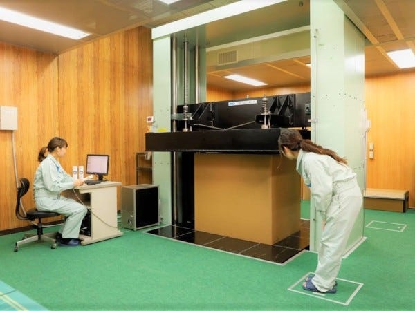 【試験】試験室には、20トンまで測定可能な耐圧測定器があります。実際にお客様の前で実演していただく事もございます。