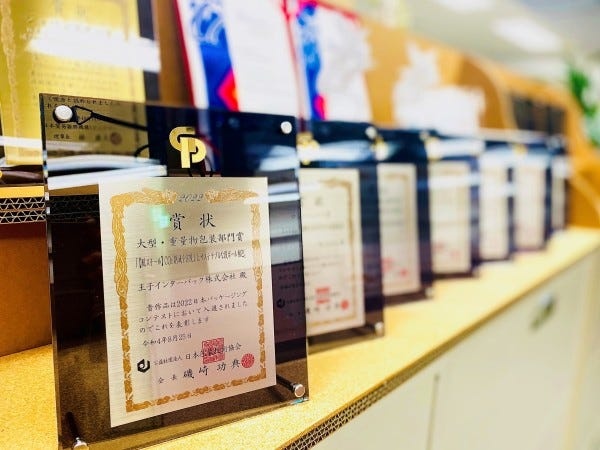 【信頼性】日本パッケージコンテストでは、15年連続受賞。高品質を証明し続け、業界内でも高い評価と信頼を得ています。