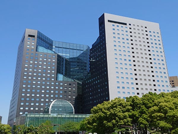 川﨑本社が入るビルには様々な施設が入っています。周辺にもお店がたくさん！