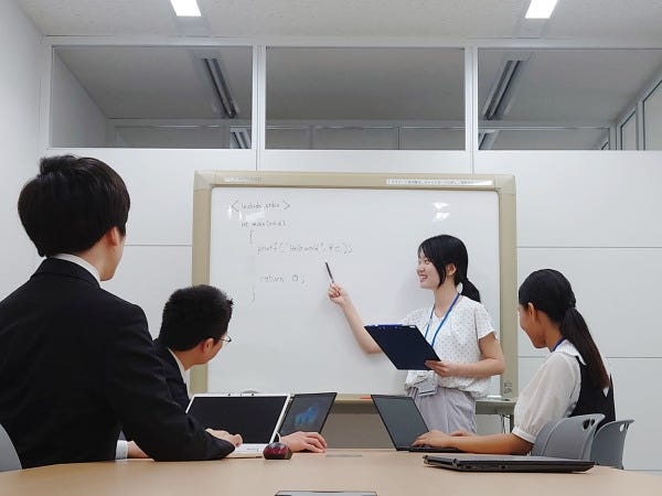 個人ではなくチームでプロジェクトに入ることがほとんどです。みんなで協力して目標を達成しましょう！