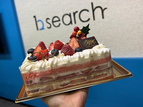 社内イベントも定期的に開催！クリスマスにはケーキを食べました！