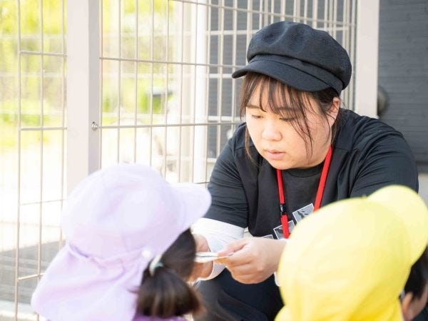 外で一緒になって遊びます