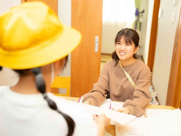 学校から帰ってきたら連絡帳を確認し、学校であったできごとの話を聞いたりします