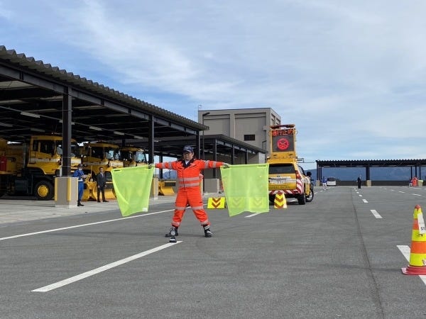 様々な研修で皆をプロのパトロール隊員に導きます。