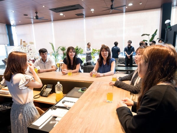 【本社／バーカウンター】本社の１Fはカフェのようなスペースなどリラックスできる空間を用意しています