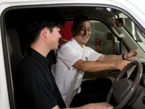 【横乗り研修】先輩社員が軽バンの横に乗って集荷と配送それぞれのコツを伝授します。大変な事や嬉しかった事などどんどん聞いてください