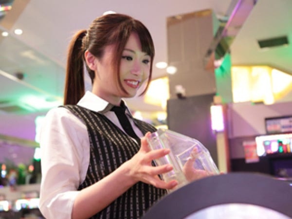 ホール＆カウンタースタッフ募集！未経験者歓迎、社員登用あり