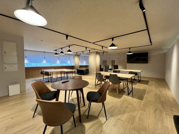 カフェのような休憩室でゆっくり休憩できます！フリードリンクやWi-Fi環境など設備も充実しています