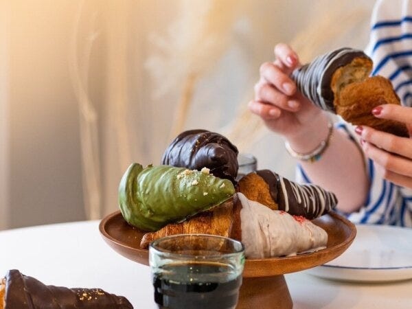 チョコクロワッサン専門店の販売スタッフ（東京・築地）