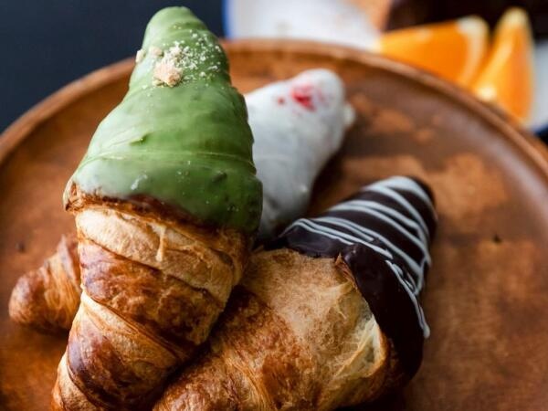 チョコクロワッサン専門店の販売スタッフ（東京・築地）