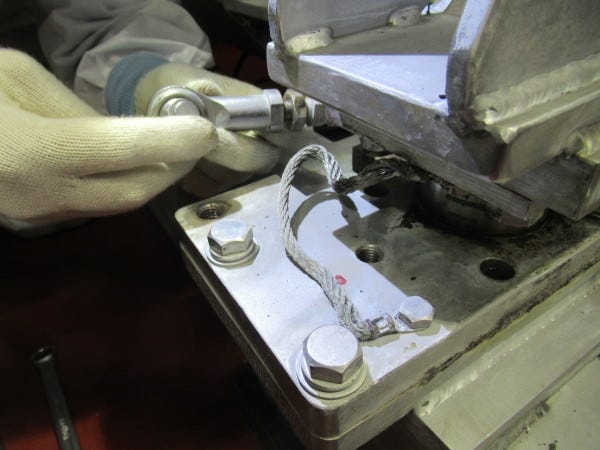 作業は2名以上の体制で対応します