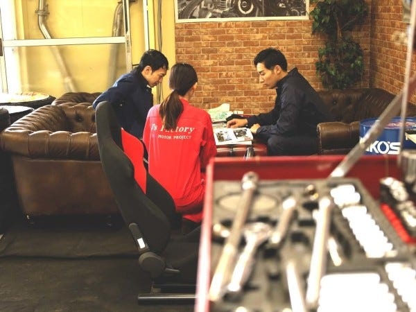 第一工場の一角には応接のブースもありその場で打ち合わせが始まる事も