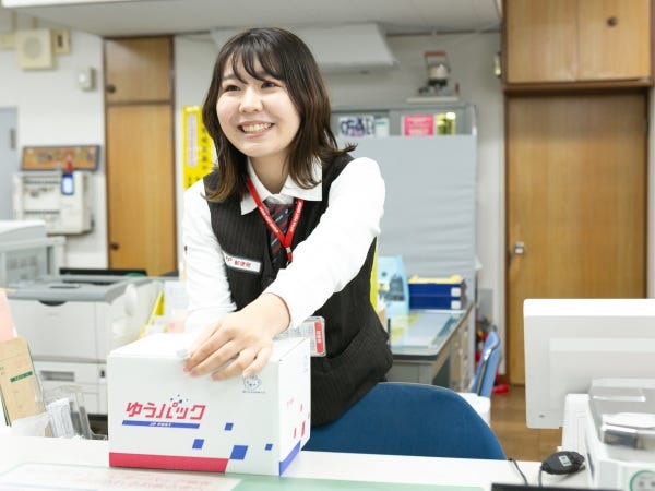 郵便局の窓口での郵便物やゆうパックを引受などをするお仕事です♪業務を開始する前に、研修で必要な知識をイチから丁寧にお教えします！