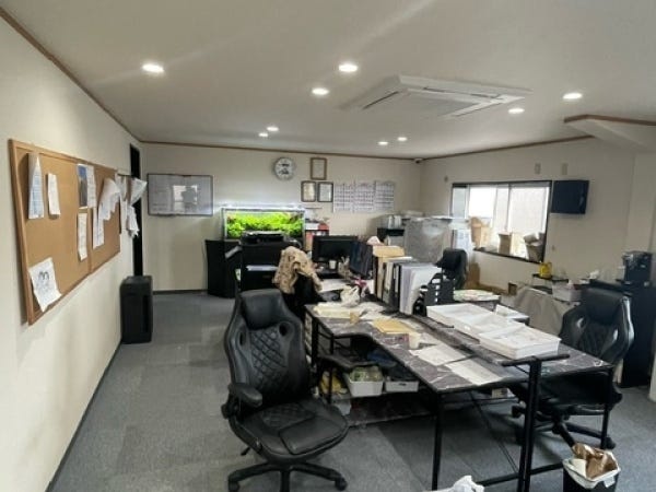 ウォーターサーバー、コーヒー紅茶緑茶などドリンクサーバー完備でくつろいで運転日報作成して下さい。