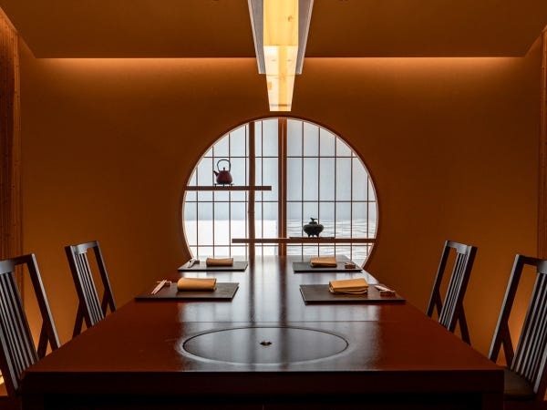 料亭での和装接客スタッフ（マネージャー候補）