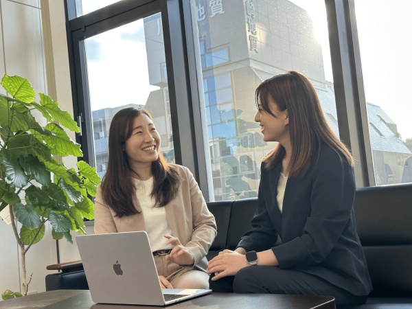 女性割合40％、同年代が多く、とても明るい雰囲気の社内です。お互いに遠慮せずに意見を伝えるなど、スタッフ同士の距離が近いフラットな職場です。