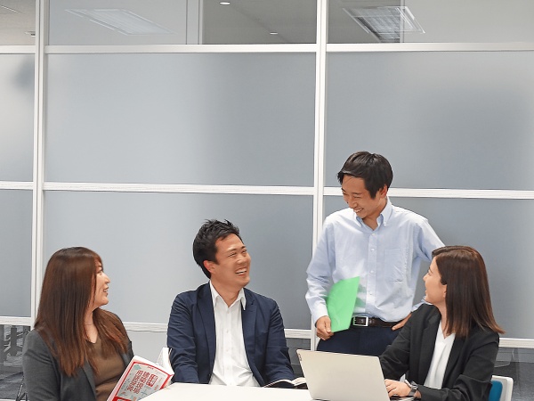 若い社員が多く活躍しています。社内の雰囲気も笑顔が絶えません。