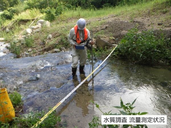 水質調査で流速を計測している様子です。