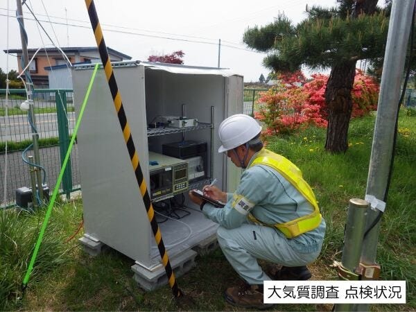 大気質調査で測定機器の点検をしている様子です。