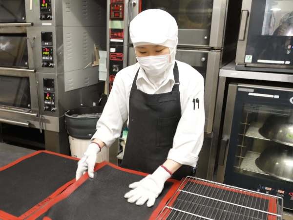 品質保証は、お客様に安心してお菓子をお召し上がりいただくためには必要不可欠。製造スタッフともコミュニケーションをとりながら業務を薦めます。