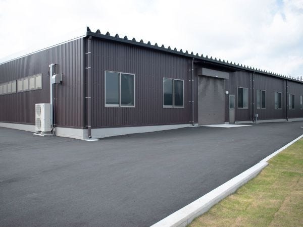 広々ワンフロアの倉庫で快適に作業♪エアコン完備で夏も冬も安心◎建物横には安く買える自販機もあり、休憩も快適！