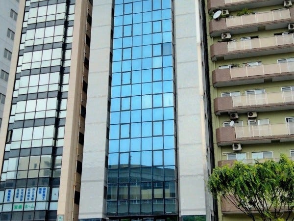 こちらのビルの6階になります。3wayアクセス可能で通勤に便利です。