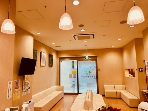 ロビーは絵画、お花などもありホッとできる空間です。