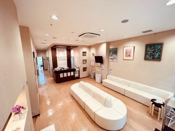 入口から受付、その奥が診察室です。全体的に明るく落ち着いた雰囲気で患者様からも好評を頂いております。